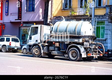 Batumi, Géorgie - 7 avril 2021 : camion d'égout dans la rue Banque D'Images
