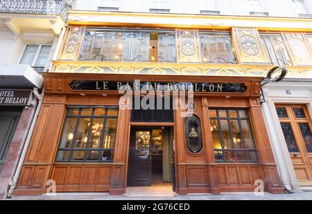 Le Bouillon Camille Chartier est un restaurant français historique situé sur la rue racine à Paris . Il a montré le style Art nouveau caractéristique: Bois sculpté et Banque D'Images