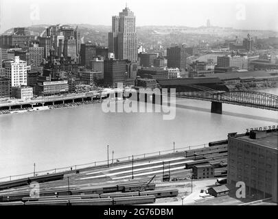 Smithfield Street Bridge et Monongahela River avec Cityscape in Background, Pittsburgh, Pennsylvanie, États-Unis, Marion Post Wolcott, U.S. Office of War information, août 1941 Banque D'Images