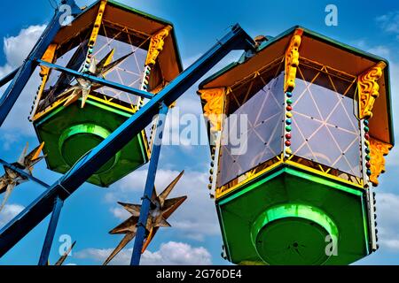 Cabines sur la grande roue par temps clair et ensoleillé Banque D'Images