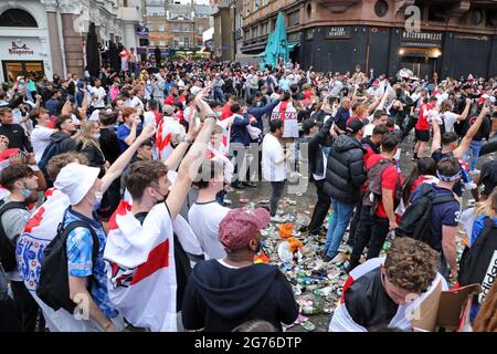Londres, Royaume-Uni. 11 juillet 2021. Les fans de football d'Angleterre qui célèbrent à Leicester Square avant la finale Italie / Angleterre de 2000 euros à Leicester Square, Londres, et créant une énorme quantité de déchets. Crédit : Paul Brown/Alay Live News Banque D'Images
