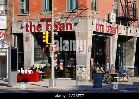 The Bean, 54 2nd Ave, New York, NY. Façade extérieure d'un café dans le quartier East Village de Manhattan. Banque D'Images