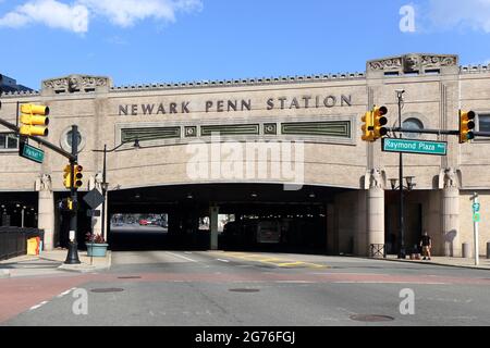 Newark Penn Station, Newark, NJ. extérieur d'une gare intermodale, d'autobus et de train léger. Banque D'Images