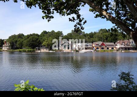 Phare sur Turtle Rock, Rowing club bateaux de Boathouse Row le long des rives de la rivière Schuylkill dans Fairmount Park, Philadelphie, PA. Banque D'Images