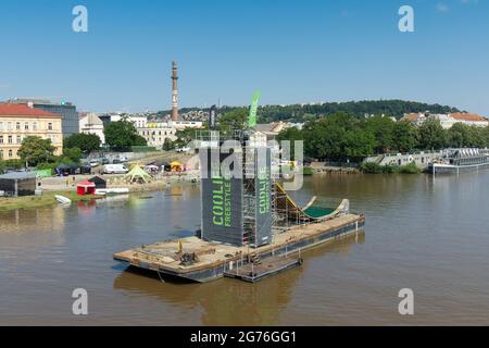Prague - 10 juillet : événement Freestyle Cool Life Fest le 10 juillet à Naplavka Smichov à Prague, République tchèque. Rampe de ski freestyle sur la Vltava à proximité Banque D'Images