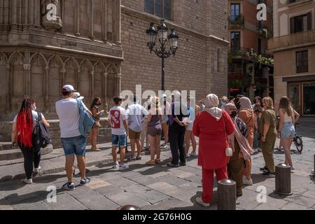 Barcelone, Espagne. 11 juillet 2021. Un groupe de touristes sont vus à l'écoute des indications culturelles du guide en face de l'église de Santa María del Mar.Barcelona souffre des effets de la cinquième vague du coronavirus avec plus de 8,000 nouveaux cas dans les dernières 24 heures, principalement de la variante delta. De nouvelles mesures restrictives seront prises dans les prochaines heures. Crédit : SOPA Images Limited/Alamy Live News Banque D'Images