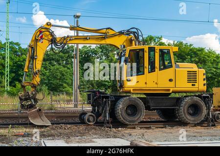 Une pelle hydraulique sur rail dans une piste de construction Banque D'Images