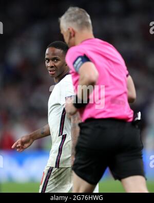 Raheem Sterling, de l'Angleterre, réagit à l'arbitre Bjorn Kuipers lors de la finale de l'UEFA Euro 2020 au stade Wembley, à Londres. Date de la photo: Dimanche 11 juillet 2021. Banque D'Images