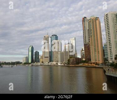 BRISBANE, AUSTRALIE - 13 août 2014 : gratte-ciels et bâtiments modernes dans le quartier des affaires surplombant la rivière à Brisbane, en Australie. Banque D'Images