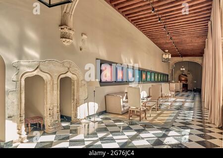 Cloître de l'ancien monastère de San Pablo qui abrite aujourd'hui le Parador national de Tourisme de la ville de Cuenca, Castille la Manche, Espagne, Banque D'Images