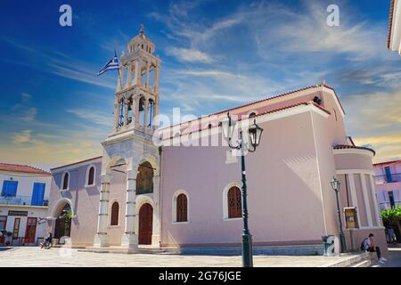 SKIATHOS, GRÈCE - 15 juin 2021 : magnifique clocher traditionnel. Église chrétienne orthodoxe des trois Hierarchs, île de Skiathos, Grèce, 6-1 Banque D'Images