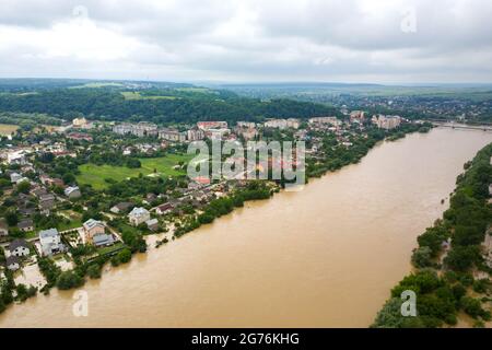 Vue aérienne de la rivière Dnister avec eau sale et maisons inondées dans la ville de Halych, ouest de l'Ukraine. Banque D'Images