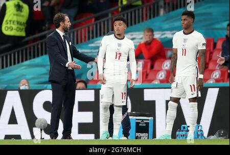 Gareth Southgate, directeur de l'Angleterre, avec ses remplaçants Jadon Sancho (au centre) et Marcus Rashford sur la ligne de contact lors de la finale de l'UEFA Euro 2020 au stade Wembley, Londres. Date de la photo: Dimanche 11 juillet 2021. Banque D'Images