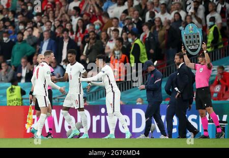 Le Jordan Henderson (à gauche) d'Angleterre est remplacé par le remplaçant Marcus Rashford (11) lors de la finale de l'UEFA Euro 2020 au stade Wembley, à Londres. Date de la photo: Dimanche 11 juillet 2021. Banque D'Images