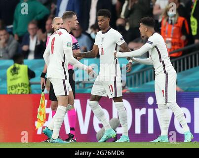 Le Jordan Henderson (à gauche) d'Angleterre est remplacé par le remplaçant Marcus Rashford (au centre) lors de la finale de l'UEFA Euro 2020 au stade Wembley, à Londres. Date de la photo: Dimanche 11 juillet 2021. Banque D'Images