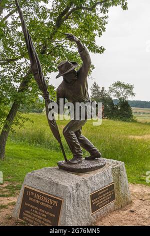 Gettysburg, PA, Etats-Unis - 14 juin 2008 : monuments du champ de bataille. Le monument commémoratif du 11e Régiment d'infanterie du Mississippi est une statue de soldat en bronze avec adresse de drapeau Banque D'Images