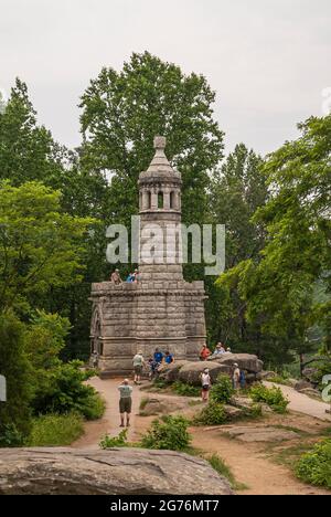 Gettysburg, PA, Etats-Unis - 14 juin 2008 : monuments du champ de bataille. Tour d'observation du Mémorial à Little Round Tip pour soldat des 12e et 44e Infantry de New York Banque D'Images
