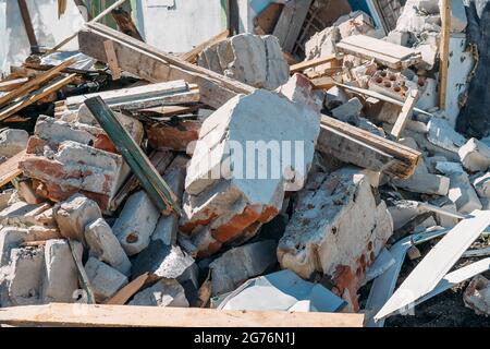 Ruines d'un bâtiment brisé. Débris de construction en béton démoli. Maison détruite. Banque D'Images