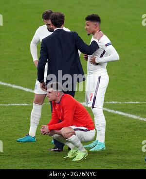 Gareth Southgate, directeur de l'Angleterre, console Jadon Sancho après son échec de pénalité après la finale de l'UEFA Euro 2020 au stade Wembley, Londres. Date de la photo: Dimanche 11 juillet 2021. Banque D'Images