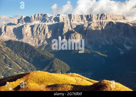 Vue en soirée sur Sella Gruppe ou Gruppo di Sella avec nuages et Selva Val Gardena ou Wolkenstein, Tirol du Sud, Alpes Dolomites montagnes, Italie Banque D'Images