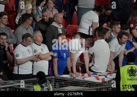 Londres, Royaume-Uni. 12 juillet 2021. Dejection des supporters anglais lors du match de football final de l'UEFA Euro 2020 entre l'Italie et l'Angleterre au stade Wembley à Londres (Angleterre), 11 juillet 2021. Photo Andrea Staccioli/Insidefoto crédit: Insidefoto srl/Alamy Live News Banque D'Images
