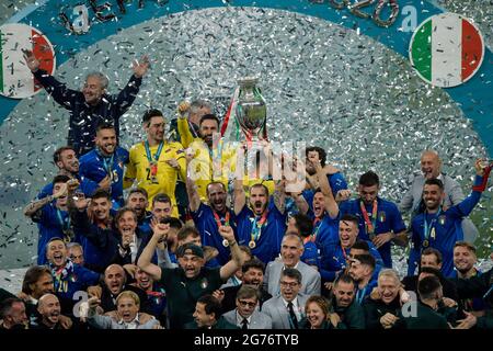 Londres, Royaume-Uni. 12 juillet 2021. Les joueurs italiens célèbrent la victoire du match de football de la finale de l'UEFA Euro 2020 entre l'Italie et l'Angleterre au stade Wembley à Londres (Angleterre), le 11 juillet 2021. Photo Andrea Staccioli/Insidefoto crédit: Insidefoto srl/Alamy Live News Banque D'Images