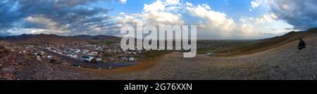 En soirée, vue panoramique sur le saule de Sary Tash et les montagnes de Pamir, paysage autour de la route internationale de Pamir Highway Banque D'Images