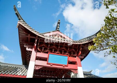 Architecture de toit de style chinois antique contre la vue d'un ciel bleu clair à Tacoma, Washington Banque D'Images