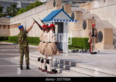 Soldat inspectant evzones dans l'uniforme de service d'été de la garde présidentielle au mémorial militaire des guerriers tombés au Parlement grec d'Athènes Banque D'Images