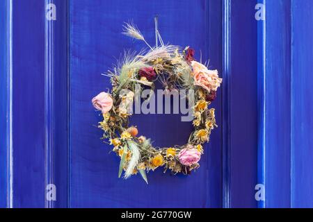 Couronne de fleurs sur porte bleue dans la vieille ville de Chania sur l'île de Crète, Grèce, Europe méditerranéenne Banque D'Images