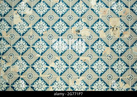 Carrelage en céramique azulejos, mur traditionnel en carreaux anciens dans la rue. Porto, Portugal. Banque D'Images