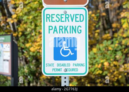 Parking réservé pour une personne avec signalisation pour personnes handicapées sur un poteau métallique à Tacoma à Washington Banque D'Images