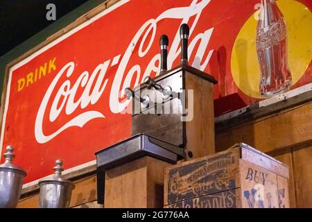Affiche en étain Vintage « Coca-Cola » et autres articles anciens pour boissons au magasin Betty's Country à Helen, en Géorgie. (ÉTATS-UNIS) Banque D'Images