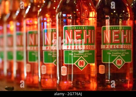 Nehi Peach Soda Bottles au magasin de Betty's à Helen, Géorgie. (ÉTATS-UNIS) Banque D'Images