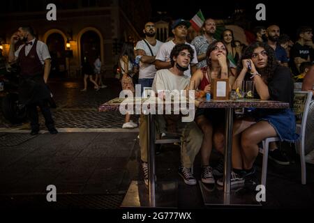 Rome, Italie. 11 juillet 2021. Les fans regardent le match de football final de l'UEFA EURO 2020 entre l'Italie et l'Angleterre lors d'une projection publique pour le match. Credit: Oliver Weiken/dpa/Alay Live News Banque D'Images