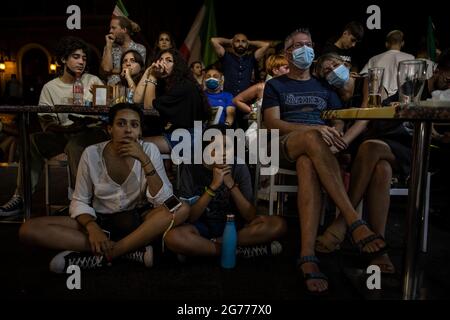 Rome, Italie. 11 juillet 2021. Les fans regardent le match de football final de l'UEFA EURO 2020 entre l'Italie et l'Angleterre lors d'une projection publique pour le match. Credit: Oliver Weiken/dpa/Alay Live News Banque D'Images