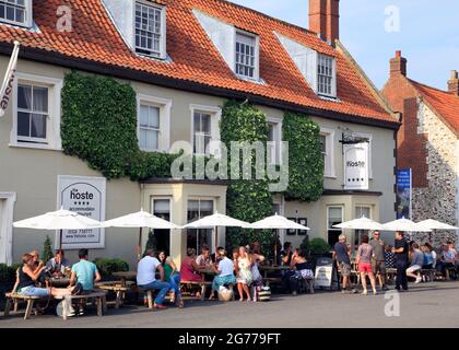 Burnham Market, Hoste Arms, Hôtel, pub, buveurs, Sièges extérieurs, boissons, Norfolk, Angleterre, Royaume-Uni Banque D'Images