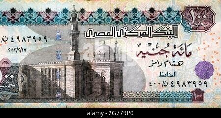 Côté opposé de 100 LE cent livres égyptiennes billet de banque présente Sultan Hassan mosquée, foyer sélectif de l'Égypte argent comptant facture Banque D'Images