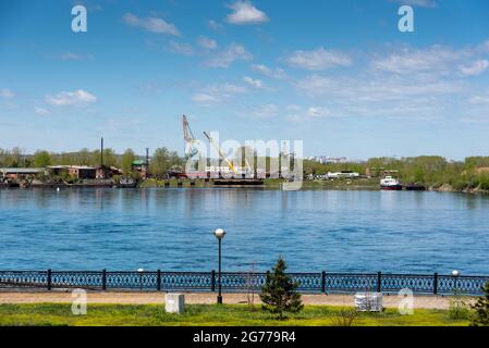 Vue sur le remblai ensoleillé de l'été de la rivière Angara à Irkoutsk, Russie Banque D'Images