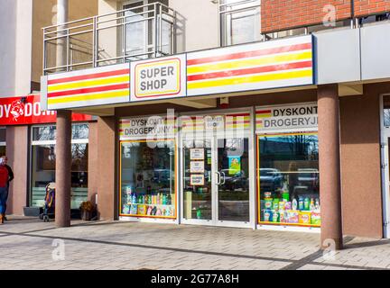 POZNAN, POLOGNE - 08 mars 2015: Une entrée de la pharmacie Super Shop Banque D'Images