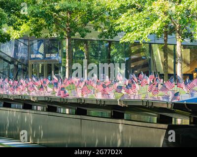 Gros plan de nombreux drapeaux américains sur la piscine Memorial South Pool de 9/11 à New York Banque D'Images