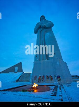 Défenseurs de l'Arctique soviétique pendant la Grande guerre patriotique. Mourmansk, Russie. La statue est d'un soldat dans un grand manteau avec un fusil de sous-machine claqué Banque D'Images