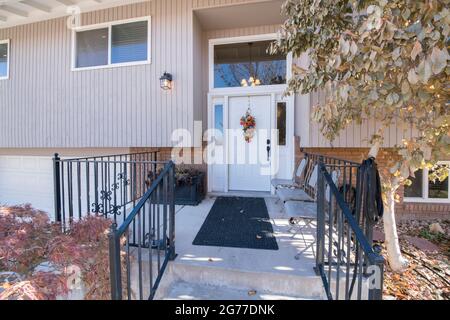 Porche surélevé d'une maison avec banister en métal noir Banque D'Images