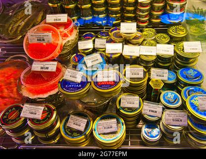 Moscou, Russie 06 - Mars, 2017 : style de vie dans la ville de Moscou, oeufs de poisson, conserves de poisson. L'Eleiseevsky est un supermarché de style néo-baroque. Russie. Banque D'Images