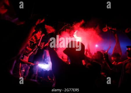 Rome, Italie. 12 juillet 2021. Les gens célèbrent la victoire de l'Italie lors du match Italie-Espagne lors du match de finale du championnat européen 2020 de l'UEFA entre l'Italie et l'Angleterre. Après le match des milliers de personnes se sont rassemblées sur la Piazza Venezia pour célébrer la victoire.Rome (Italie), le 11 juillet 2021 photo Samantha Zucchi Insidefoto crédit: Insidefoto srl/Alay Live News Banque D'Images