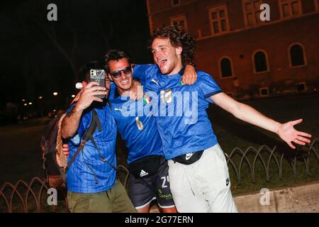 Rome, Italie. 11 juillet 2021. Les gens célèbrent la victoire de l'Italie lors du match Italie-Espagne lors du match de finale du championnat européen 2020 de l'UEFA entre l'Italie et l'Angleterre. Après le match des milliers de personnes se sont rassemblées sur la Piazza Venezia pour célébrer la victoire.Rome (Italie), le 11 juillet 2021 photo Samantha Zucchi Insidefoto crédit: Insidefoto srl/Alay Live News Banque D'Images