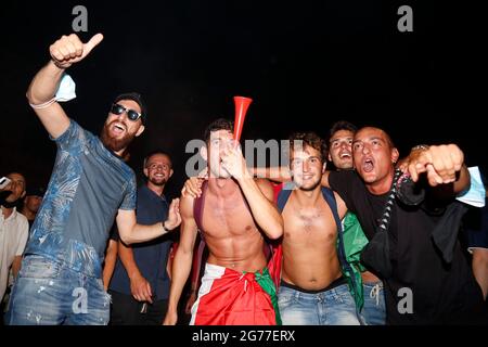 Rome, Italie. 11 juillet 2021. Les gens célèbrent la victoire de l'Italie lors du match Italie-Espagne lors du match de finale du championnat européen 2020 de l'UEFA entre l'Italie et l'Angleterre. Après le match des milliers de personnes se sont rassemblées sur la Piazza Venezia pour célébrer la victoire.Rome (Italie), le 11 juillet 2021 photo Samantha Zucchi Insidefoto crédit: Insidefoto srl/Alay Live News Banque D'Images