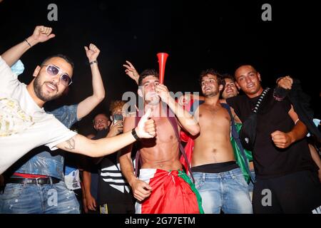 Rome, Italie. 11 juillet 2021. Les gens célèbrent la victoire de l'Italie lors du match Italie-Espagne lors du match de finale du championnat européen 2020 de l'UEFA entre l'Italie et l'Angleterre. Après le match des milliers de personnes se sont rassemblées sur la Piazza Venezia pour célébrer la victoire.Rome (Italie), le 11 juillet 2021 photo Samantha Zucchi Insidefoto crédit: Insidefoto srl/Alay Live News Banque D'Images