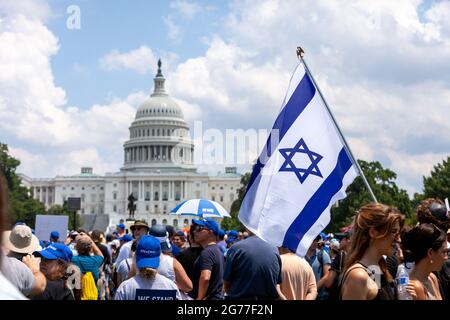 Washington, DC, Etats-Unis, 11 juillet 2021. Photo : plus d'un millier de personnes assistent à l'événement « rassemblement sans peur en solidarité avec le peuple juif » au Capitole des États-Unis à Washington, DC. Le rassemblement était parrainé par l'Alliance pour Israël, le Fonds national juif, la Ligue anti-diffamation et environ 25 autres organisations. Certains orateurs ont fait la promotion du sionisme, tandis que d'autres ont parlé de la menace posée par l'antisémitisme. Crédit : Allison Bailey / Alamy Live News Banque D'Images