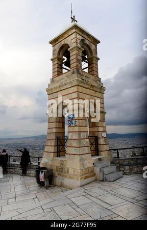 Chapelle Saint George au sommet de la colline du Lycabette à Athènes, Grèce. Banque D'Images